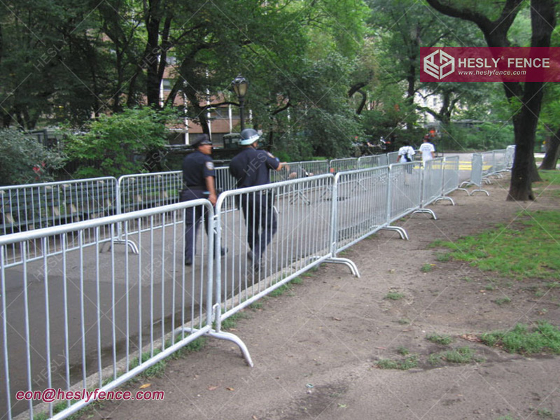 pedestrian barricades HeslyFence